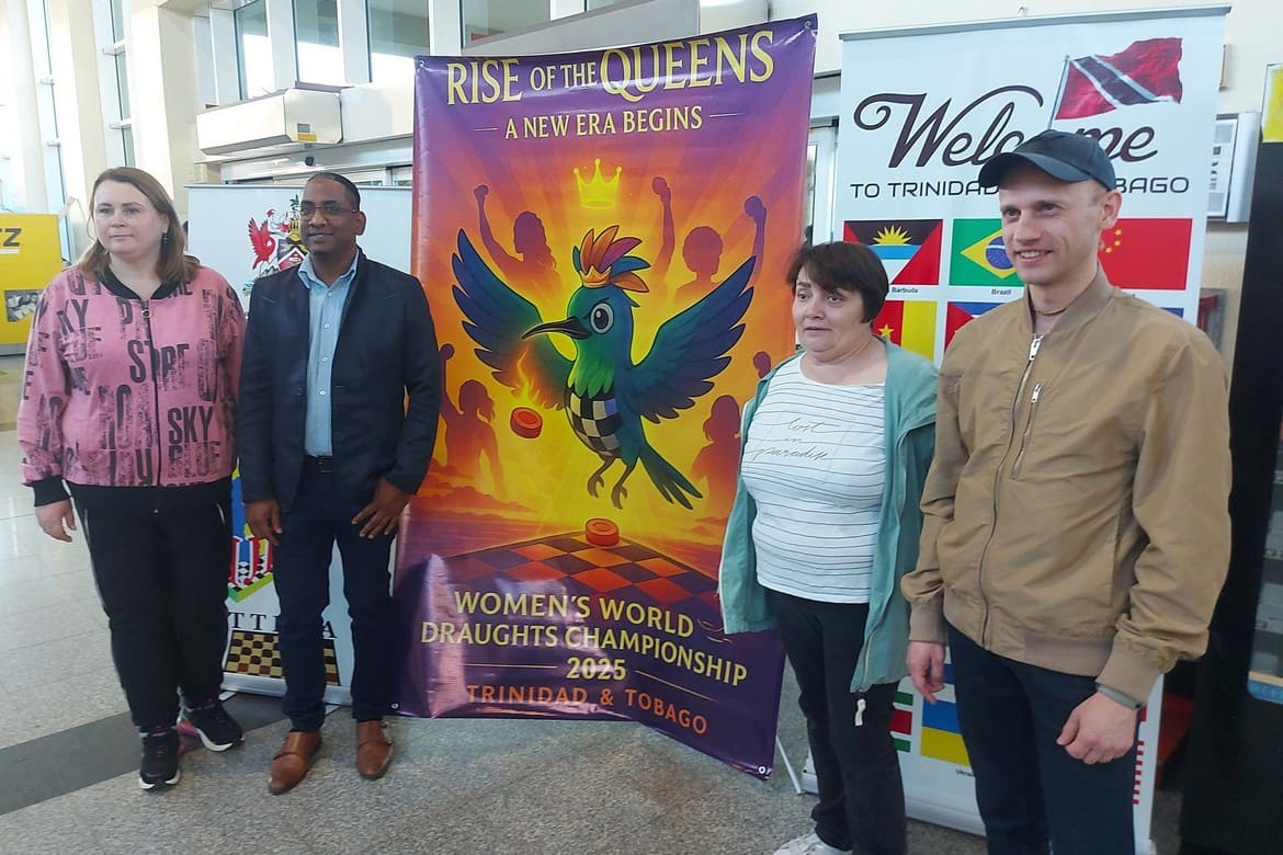 Справа-ліворуч: українці Юрій Анікєєв, Ольга Балтажи, Олена Коротка на чемпіонаті світу з шашок-100