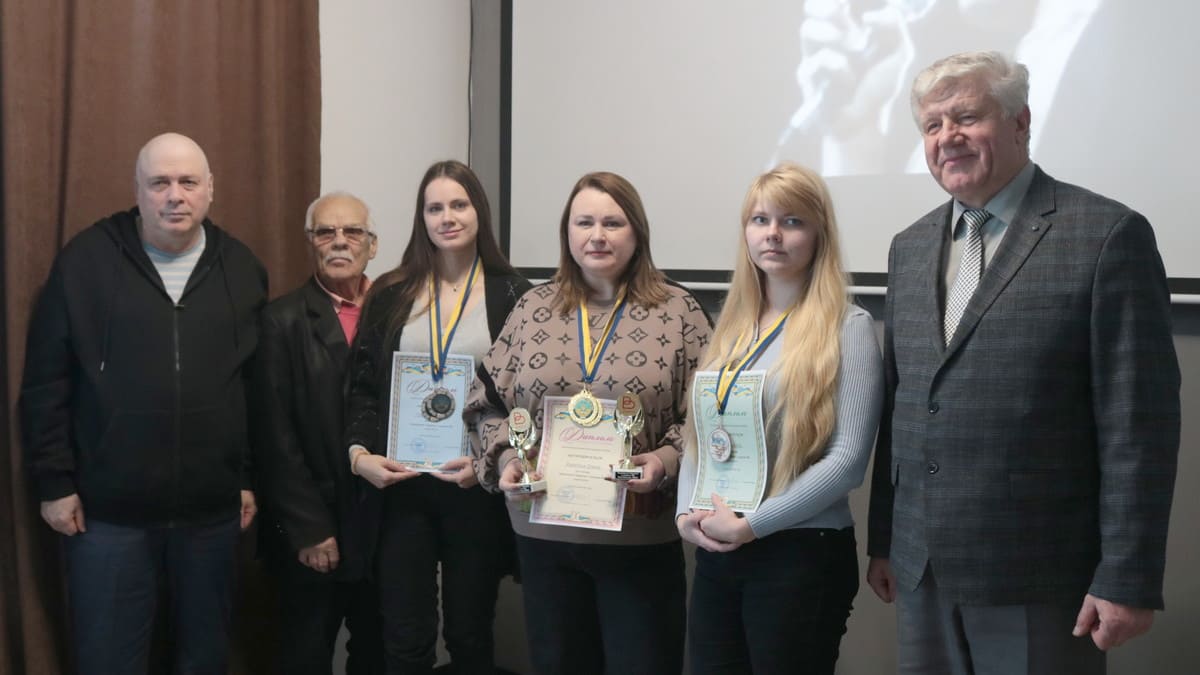 Призери чемпіонату України з шашок-64. Блискавична гра. 2025 рік. Зліва направо: Л.Бройтман, В.Лисиченко, О.Губарєва, О.Коротка, А.Вовк, І.Губарєв