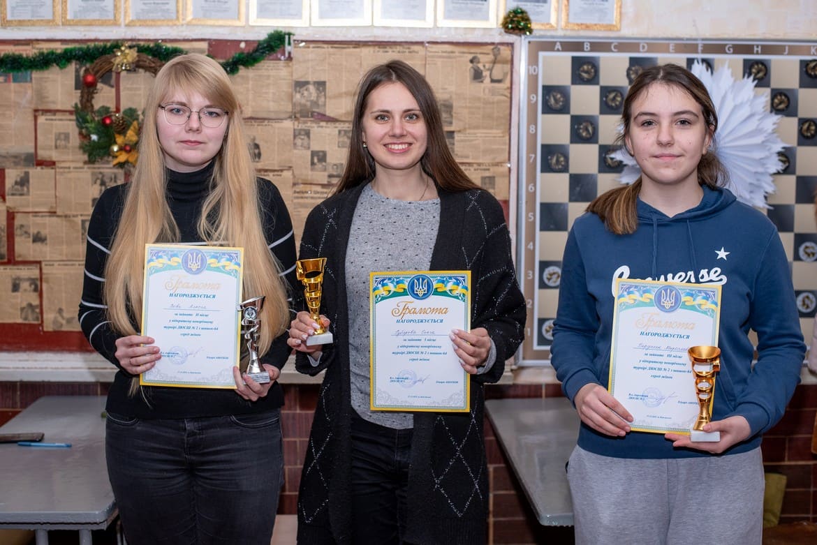 Новорічний турнір. 2025 рік. Кам'янське. Призова трійка (зліва направо): А.Вовк, О.Губарєва, М.Бердник